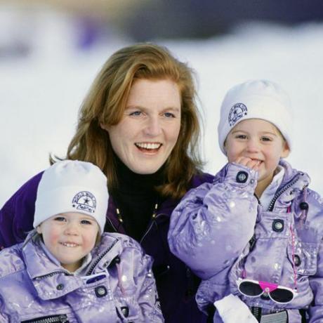 klosters, szwajcaria 28 grudnia księżna york podczas urlopu na nartach z córkami, księżniczka Beatrice i księżniczka eugenie w klosters, szwajcaria fot. Tim Graham zdjęcia getty