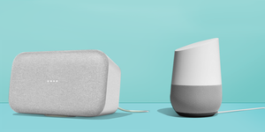 inteligentne głośniki google home na niebieskim tle