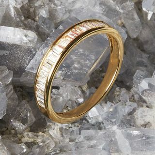 Wyhodowany w laboratorium diamentowy pierścionek z żółtego 14K złota