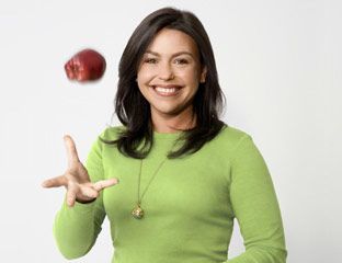 Rachael Ray podrzuca jabłko