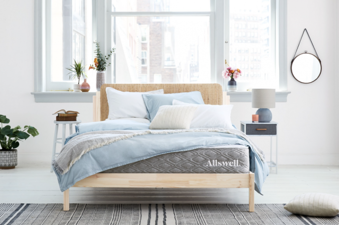konfiguracja sypialni z hybrydowym materacem allswell luxe na ramie łóżka